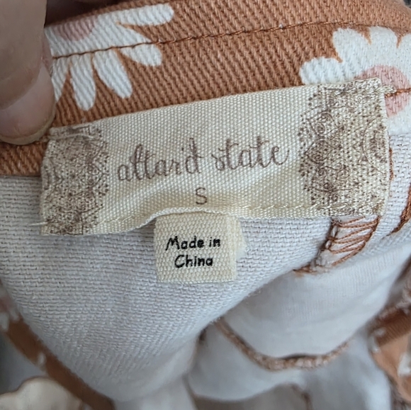 Altar'd State Brown/White Daisy Ruffle Sleeve Crop Top size Small - Picture 2 of 5